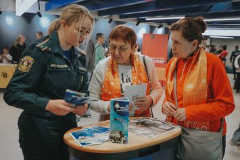 На одной площадке со звёздами: курсанты Уральского института ГПС МЧС России провели профориентацию в ДИВСе и поддержали команду УГМК