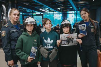 На одной площадке со звёздами: курсанты Уральского института ГПС МЧС России провели профориентацию в ДИВСе и поддержали команду УГМК