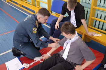Курсанты института обучили школьников навыкам первой помощи