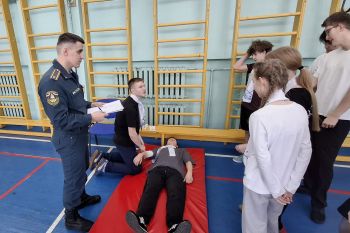 Курсанты института обучили школьников навыкам первой помощи