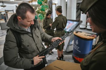 В институте поздравляют мужчин с наступающим Днем защитника Отечества 