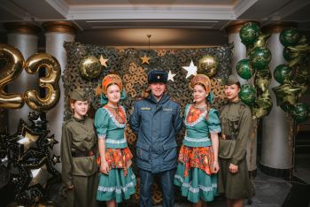 В институте поздравляют мужчин с наступающим Днем защитника Отечества В институте поздравляют мужчин с наступающим Днем защитника Отечества