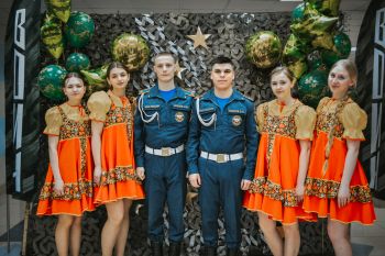 В институте поздравляют мужчин с наступающим Днем защитника Отечества 