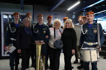 Оркестр института выступил на баскетбольном матче в честь праздника