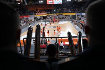 Оркестр института выступил на баскетбольном матче в честь праздника