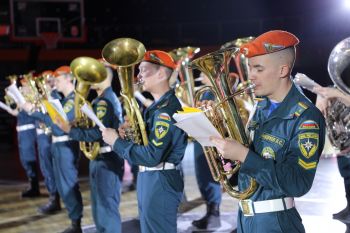 Оркестр института выступил на баскетбольном матче в честь праздника