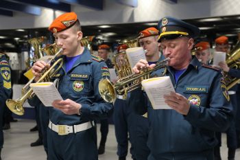 Оркестр института выступил на баскетбольном матче в честь праздника