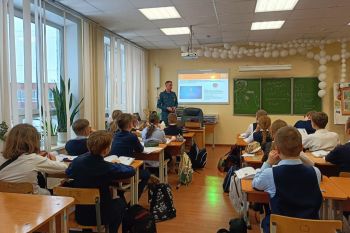 Личный состав института провел занятия со школьниками ко Всемирному дню гражданской обороны
