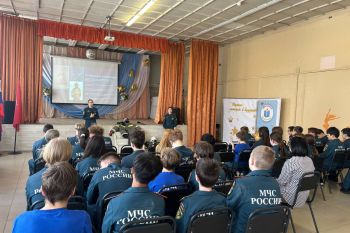 Личный состав института провел занятия со школьниками ко Всемирному дню гражданской обороны