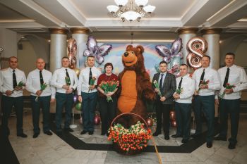 В институте поздравляют девушек с наступающим 8 Марта