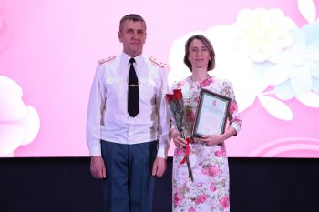 Праздничная церемония награждения в честь 8 Марта