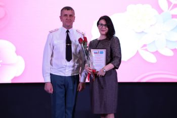 Праздничная церемония награждения в честь 8 Марта