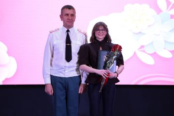 Праздничная церемония награждения в честь 8 Марта