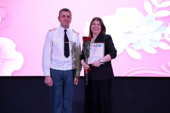 Праздничная церемония награждения в честь 8 Марта