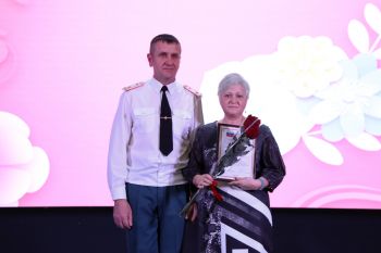 Праздничная церемония награждения в честь 8 Марта