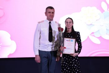 Праздничная церемония награждения в честь 8 Марта