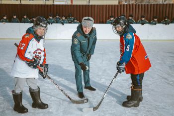 В Уральском институте ГПС МЧС России прошел турнир по хоккею в сапогах среди девушек-курсантов