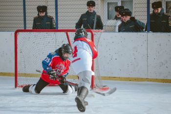 В Уральском институте ГПС МЧС России прошел турнир по хоккею в сапогах среди девушек-курсантов