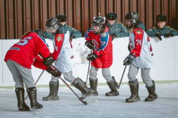 В Уральском институте ГПС МЧС России прошел турнир по хоккею в сапогах среди девушек-курсантов