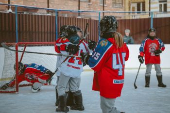В Уральском институте ГПС МЧС России прошел турнир по хоккею в сапогах среди девушек-курсантов