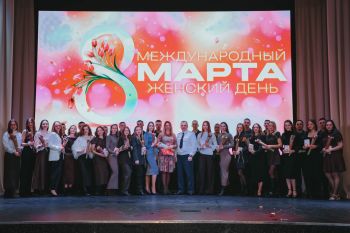 8 марта курсанты Уральского института ГПС МЧС России создали праздничную фотозону для однокурсниц