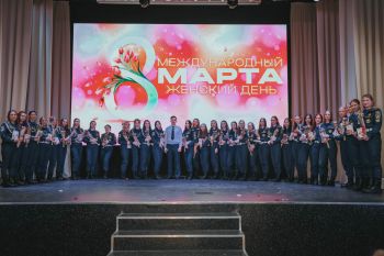 8 марта курсанты Уральского института ГПС МЧС России создали праздничную фотозону для однокурсниц