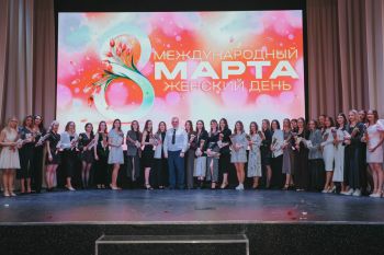 8 марта курсанты Уральского института ГПС МЧС России создали праздничную фотозону для однокурсниц