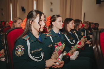 8 марта курсанты Уральского института ГПС МЧС России создали праздничную фотозону для однокурсниц