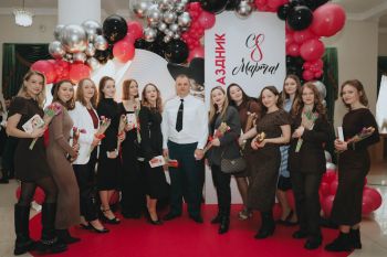 8 марта курсанты Уральского института ГПС МЧС России создали праздничную фотозону для однокурсниц