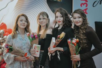 8 марта курсанты Уральского института ГПС МЧС России создали праздничную фотозону для однокурсниц