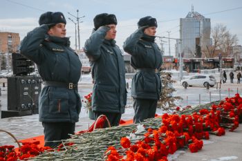 Личный состав института почтил память уральских добровольцев