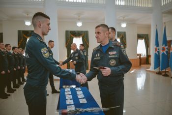 В Уральском институте ГПС МЧС России 28 курсантов получили золотые знаки ГТО в честь 95 летия комплекса