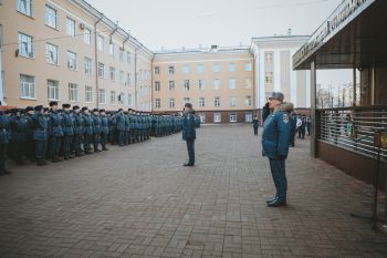 В институте прошло еженедельное утреннее построение В институте прошло еженедельное утреннее построение