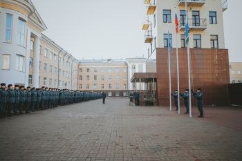 В институте прошло еженедельное утреннее построение В институте прошло еженедельное утреннее построение