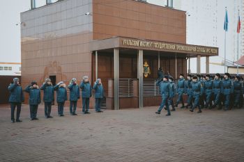 В институте прошло еженедельное утреннее построение В институте прошло еженедельное утреннее построение