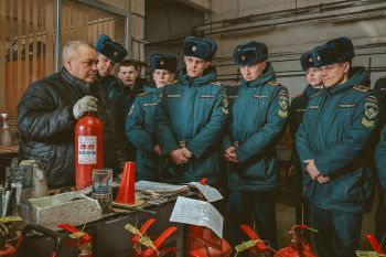 Курсанты и студенты института изучили техническое обслуживание первичных средств пожаротушения