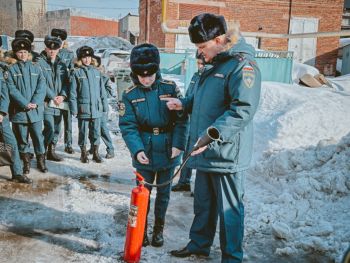 Курсанты и студенты института изучили техническое обслуживание первичных средств пожаротушения