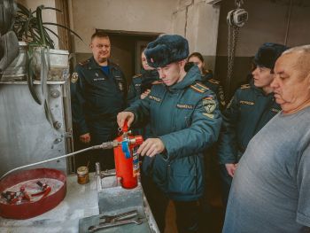 Курсанты и студенты института изучили техническое обслуживание первичных средств пожаротушения