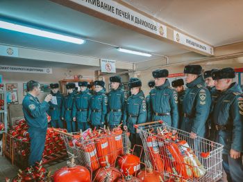 Курсанты и студенты института изучили техническое обслуживание первичных средств пожаротушения