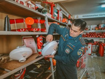 Курсанты и студенты института изучили техническое обслуживание первичных средств пожаротушения