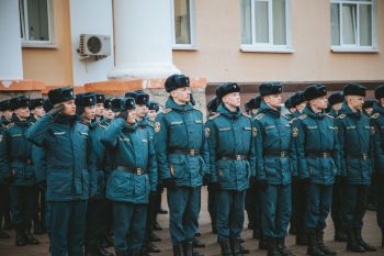 В институте прошло еженедельное утреннее построение