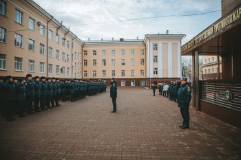 В институте прошло еженедельное утреннее построение В институте прошло еженедельное утреннее построение