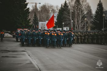 Слаженность шага и единство цели: парадный расчёт Уральского института ГПС МЧС России провел первую совместную тренировку с силовыми структурами Екатеринбургского гарнизона
