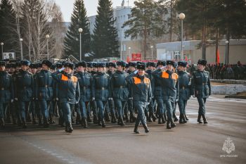 Слаженность шага и единство цели: парадный расчёт Уральского института ГПС МЧС России провел первую совместную тренировку с силовыми структурами Екатеринбургского гарнизона