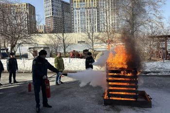 Курсанты и студенты института изучили техническое обслуживание первичных средств пожаротушения