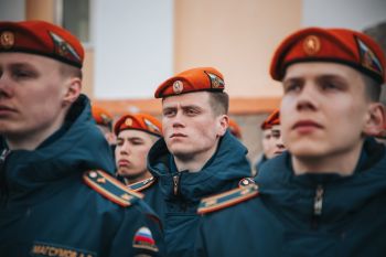 В институте прошло еженедельное утреннее построение