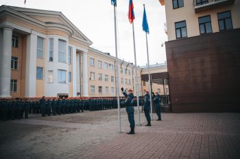 В институте прошло еженедельное утреннее построение