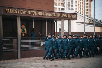 В институте прошло еженедельное утреннее построение