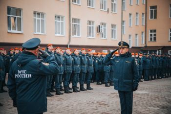 В институте прошло еженедельное утреннее построение