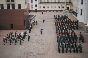 В институте прошло еженедельное утреннее построение